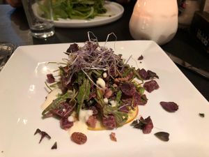 De rucola-bietensalade met appel-carpaccio at Focus Foodbar in Tilburg