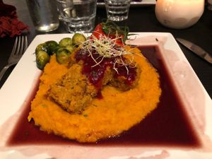 Mijn heerlijke hoofdgerecht! De roast van kikkererwten en amandel at Focus Foodbar in Tilburg