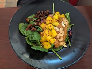 Salat mit Mango, Temphe und mehr at Focus Foodbar in Tilburg