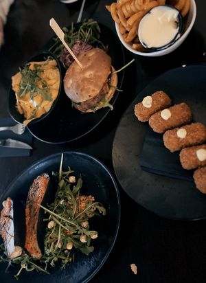 Truffelkroketjes, burger (dag gerecht), krulfrietjes en de gegrilde aubergine  at Focus Foodbar in Tilburg