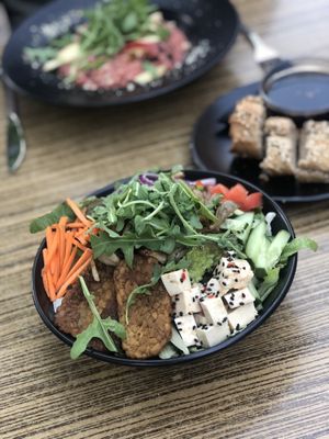 Asian bowl mét tempeh en tofu. at Focus Foodbar in Tilburg