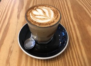 Pumpkin spice latte avec du sirop maison  at Hinterland in Brussels