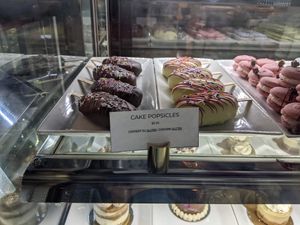 Cake popsicles! at Pastel & Coco in Gatineau