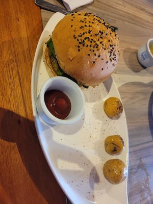vegan burger with potatoes at Los 7 Mares in La Guajira