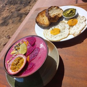 Dragon Fruit smoothie Bowl (vegan)
Eggs & Guacamole at Bongs in Koh Rong