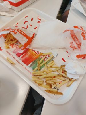 Die Veggi-Burger waren schon weg, als uns einfiel ein Foto zu machen at MAX in Ljungby