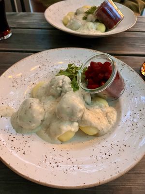 Barmbeker Klopse mit Kartoffeln, Kapern und roter Beete  at T.R.U.D.E. in Hamburg