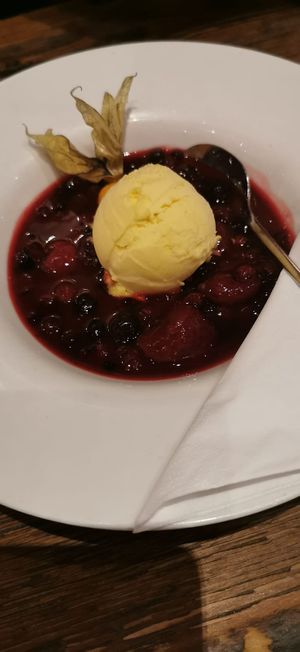 Rote Grütze mit Mango Maracuja Eis at T.R.U.D.E. in Hamburg