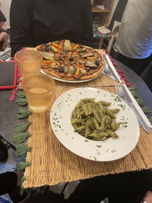 Pesto vegano y pizza vegetariana.  at Veggie Pause  in Fes