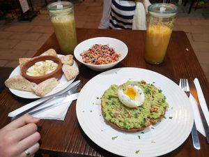 Grzania z awokado, camembert z roti :) at Veggie Pause  in Fes