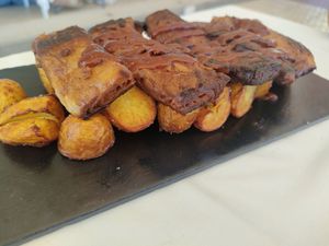 Costillas veganas, es heura con salsa barbacoa y patatas at Xaloc Lounge in Alicante