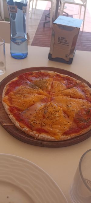 Vegan 3 cheeses pizza at Xaloc Lounge in Alicante