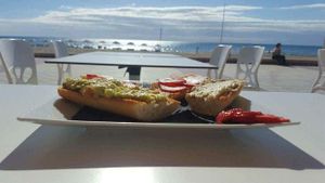 Rico desayunar en el mar at Xaloc Lounge in Alicante