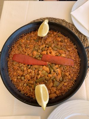 Rice dish with vegetables and chickpeas at Xaloc Lounge in Alicante