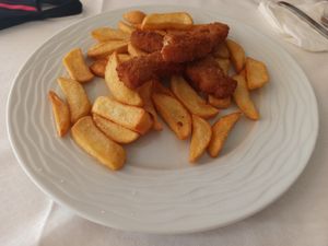 Nuggets de heura y patatas at Xaloc Lounge in Alicante
