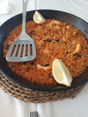 Paella de marisco y pollo vegana at Xaloc Lounge in Alicante