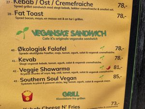 Outdoor street sign says 4 vegan options at Cafe K in Fredericia