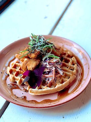 “CHICK’N” WAFFLE
A crunchy battered artichoke on a herbed
waffle, drizzled in a house made cinnamon
syrup, served with coleslaw, spring onion &
sesame seeds. at WAVE in East London