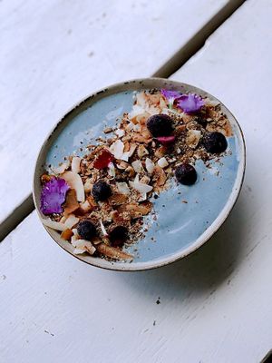 OCEAN BOWL 
Frozen mango, pineapple, banana, coconut yog,
coconut mlk & blue spirulina topped with house
made granola, coconut flakes, flax seeds,
blueberries & edible petals. at WAVE in East London