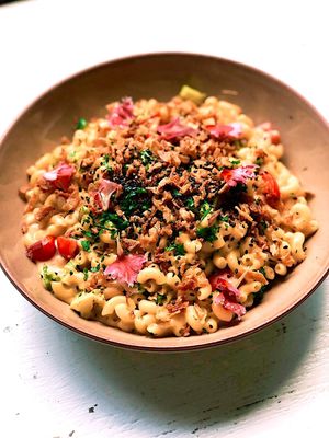 MAC & CHEEZE
Macaroni covered in our secret cheesy cream
sauce, served with broccoli & plum tomatoes,
topped with crispy onions & sesame seeds. at WAVE in East London