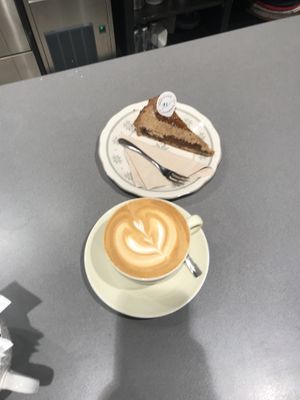 Capucinno and vegan ginger orange tarte  at Torrefazione Cannaregio in Venice