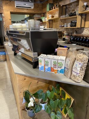 Diversi tipi dj latte vegetali a scelta  at Torrefazione Cannaregio in Venice