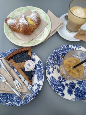 Vegan tart and coffee at Torrefazione Cannaregio in Venice