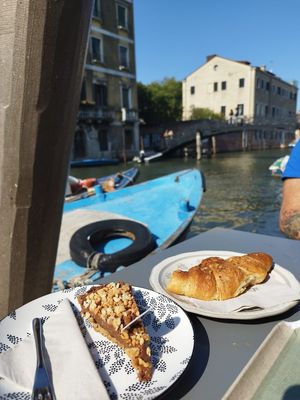 Cake and croissant at Torrefazione Cannaregio in Venice