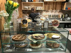 3 vegan cakes: lemon-ginger, raspberry and apple-raisin at Torrefazione Cannaregio in Venice