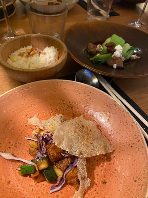 Derde gang (je krijgt per persoon rijst erbij geserveerd; als je vegan bent vraag zonder ei)  at Umami in Utrecht