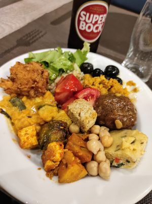 Prato variado com comida do buffet at Jardim das Cerejas - Chiado in Lisbon