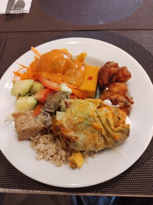 Kofta, pakora, salad, stuffed cabbage, etc at Jardim das Cerejas - Chiado in Lisbon