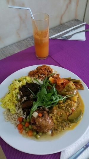 buffet de plat chaud  at Jardim das Cerejas - Chiado in Lisbon