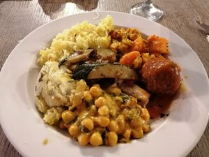 Hot buffet selection at Jardim das Cerejas - Chiado in Lisbon