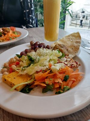 There is cold and warm buffet at Jardim das Cerejas - Chiado in Lisbon