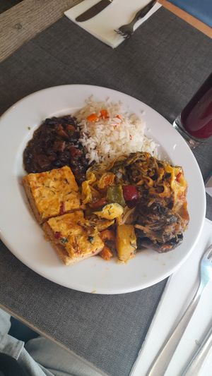 J'ai repris de la pizza, et miam les lasagnes at Jardim das Cerejas - Chiado in Lisbon