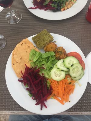 Salad and starter at Jardim das Cerejas - Chiado in Lisbon
