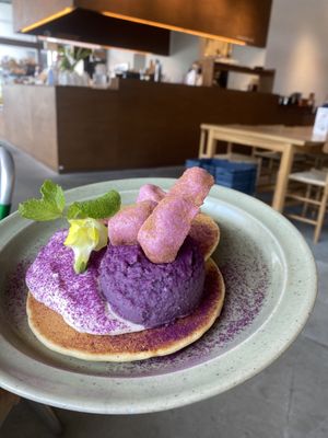 Süße Pancakes mit lila Süßkartoffel  at Rakuen Cafe in Naha