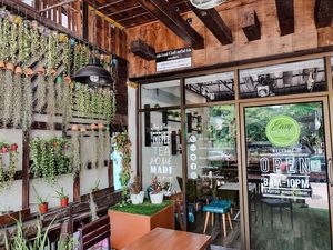 Outdoor seating at Easy Health in Pattaya