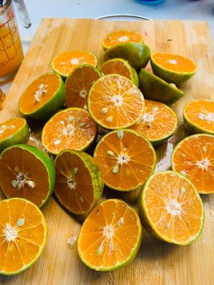 Orange season at #sababacm by #SababacmDreamTeam
#chefjeab #CapitanSi #ladydream #chumar #pi_noi at Sababa in Chiang Mai