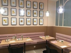 Tables - intérieur du lieu  at Make My Lemonade in Paris