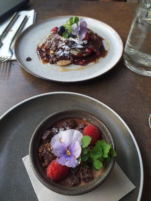 Mousse au chocolat et crêpes at Le Potager de Charlotte - Rennequin in Paris
