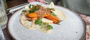 Carotte rotie et houmous at Le Potager de Charlotte - Rennequin in Paris
