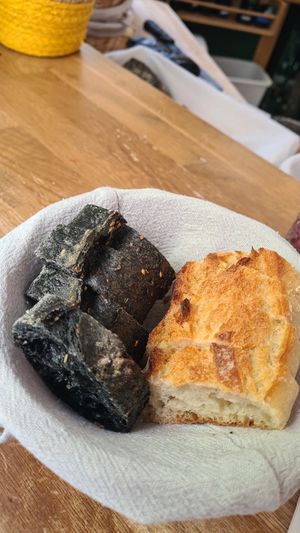 Pain blanc et pain au charbon végétal at Le Potager de Charlotte - Rennequin in Paris