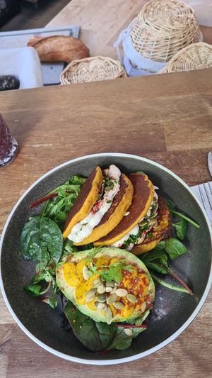 2 plats du brunch, avocat et crêpes de riz et pois chiches at Le Potager de Charlotte - Rennequin in Paris
