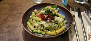 Rigatoni basil and balsamic cream: balsamic vinegar & basil cream, sunflower seeds, sun dried tomatoes, edamame and almond at Le Potager de Charlotte - Rennequin in Paris