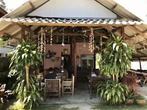 Street view of the restaurant at Som‘s Seafood in Koh Phangan