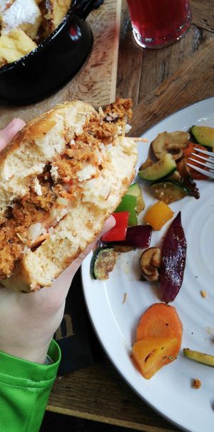 Veggi Tom-Tex Mex Burger leider etwas trocken aber sonst super! at Tom Almhütte in Maria Alm