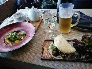 Alpencurry and falafel in pita bread at Tom Almhütte in Maria Alm