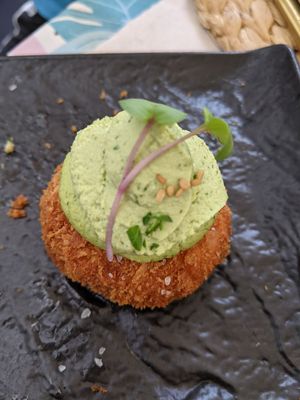 Entrante: champiñones rebozados muy crujientes con crema suave at Coco Cuina Viva in Cadaques